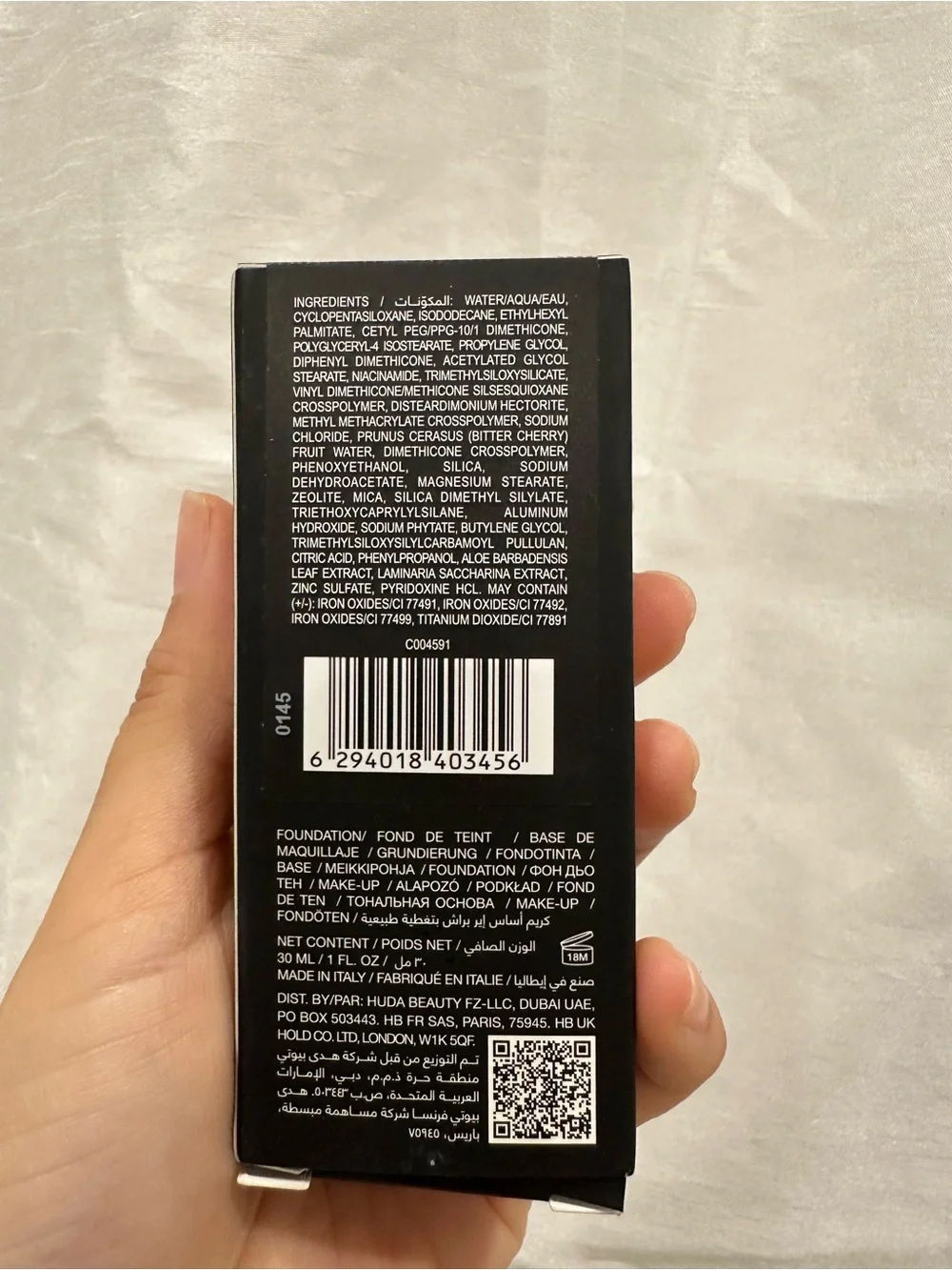 HUDA BEAUTY Easy Blur Foundation - Black & Pink Accents